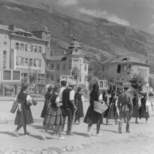 Die Stadt Karlowo im Rosental in Zentral-Bulgarien Typisches Straßenbild. Bewohner aus Rosental in ihrer traditionellen Tracht im Gespräch