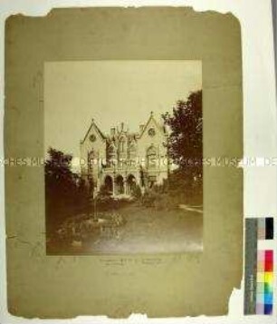 Fotografie einer Villa mit reicher Terrakottabaukeramik, wohl Wohnhaus des Tonwarenfabrikanten Paul March in der Sophienstraße 23-25 in Charlottenburg