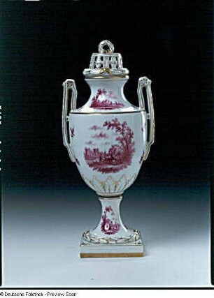 Doppelhenkelvase mit Deckel und Flußlandschaft