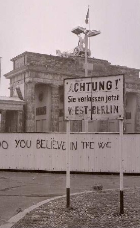 Berlin-West - Brandenburger Tor : Grenzschild am Brandenburger Tor, aufgenommen ca. 1985 in Berlin-West