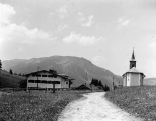 Bauernhof und Kapelle : Österreich, Langenschwand. Bauernhof und Ortskapelle Hl. Peter und Paul