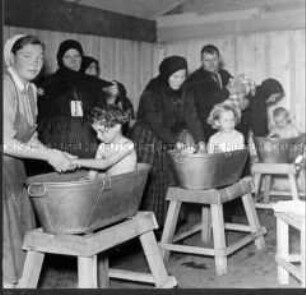 Kinderwäsche im Zwischenlager für Umsiedler in Semlin