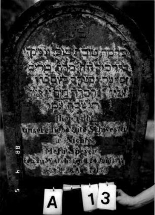 Grabstein 13 (Index: 100108231) Material: Sandstein Zustand: leicht abgeblättert Maße HxBxT: 104x59x25 cm Beschreibung: Stele, Sockel, Rundbogenabschluß, Schriftfeld eingetieft: Grabstein 13A