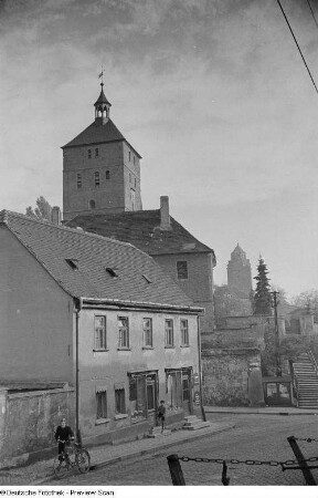 Blick auf die Kirche St. Marien, mit dem Burgturm der Ilburg im Hintergrund