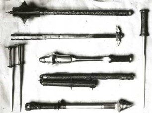 Streitkolben, Reiterhammer, Kriegsflegel, Dolche, Eisen und andere Materialien