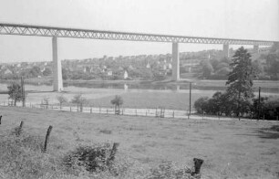 Kassel-Niederzwehren - Bergshausen: Straßenviadukt über die Fulda, mit Vordergrund, etwas tiefer