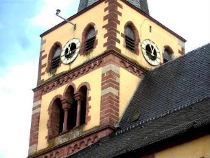 Stadtkirche - Kirchturm von Südosten-obere Geschosse mit Rundbogenfries sowie Triforium in Übersicht