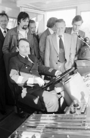 Gruppen mit Journalisten auf der Kapitänsbrücke