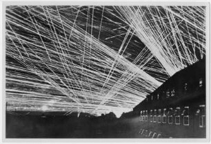 Lichtstrahlen am nächtlichen Himmel einer Stadt