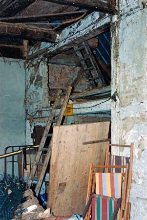 Hörn 23: Hofanlage: Fachwerkdurchfahrtshaus von 1753: in Verfall: Innenansicht: Innenwand, Gefache mit Ausmauerung, Blick in Abseite: Gerümpel