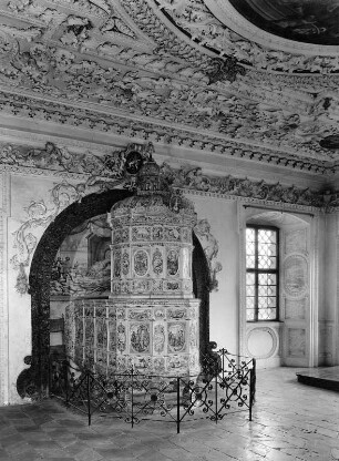 Fayence-Ofen mit biblischen Szenen : Fayence-Ofen mit biblischen Szenen (1733; D. Meyer). Salem, ehemalige Zisterzienserabtei, Refektorium