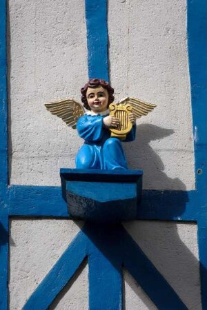 Frankreich. Bretagne. Finistere. Quimper. Engelsfigur an einem Fachwerkhaus