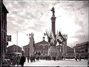 Buchner, Georg W.; München; Festdekoration zum Tag der Deutschen Kunst - Straßendekoration am Tag der Deutschen Kunst auf dem Bahnhofsplatz (Ansicht)