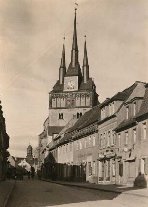 Evangelische Stadtkirche : Blick auf den Turm der Pfarrkirche, im Hintergrund der Rathausturm