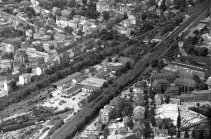 Dresden-Neustadt. Stadtteilansicht über Gleisanlagen gegen Wurzener Straße. Luftbild-Schrägaufnahme nach Südwesten