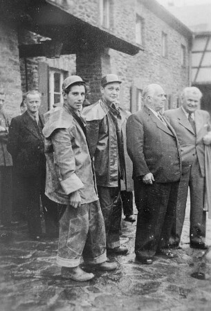 Wilhelm Pieck mit Max Seydewitz (rechts) und Kumpel der Wismut im Arbeiterheim Bermsgrün : Wilhelm Pieck mit Max Seydewitz (rechts) und Kumpel der Wismut im Arbeiterheim Bermsgrün