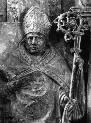 Epitaph für einen unbekannten Abt : Epitaph für einen unbekannten Abt (vor 1429; H. Heider). Hüftstück. Seeon (Kreis Traunstein), Klosterkirche (Pfarr- und Klosterkirche Sankt Lampert)