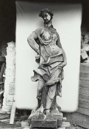 Sommer (Ceres?) aus dem Schweriner Schlosspark : Sommer (Ceres?) aus dem Schweriner Schlosspark. Sandstein (um 1700; Werkstatt Permoser, restauriert 1945/1952; W. Hempel). Ansicht von vorn
