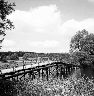 Herrenteich: Holzbrücke am Fischhuser Damm: Blick Richtung Westen: im Vordergrund Ufer mit Schilf
