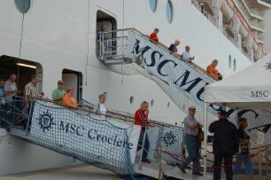 Kreuzfahrtschiff "Musica" : Passagiere gehen in Alexandria von Bord des italienischen Kreuzfahrtschiffes "Musica", aufgenommen 2006