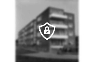 Hebbelstraße: Wohnblock der Gemeinnützigen Wohnstättengenossenschaft eG Bad Oldesloe: davor Weg, Grünanlage und Jägerzaun