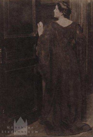 München. Frau Professor Erler (Rückenaufnahme)