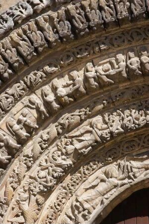 Frankreich. Poitou Charentes. Maritime. Saintes. Abbaye aux Dames. Turm der Abteikirche. Torbogen Portal