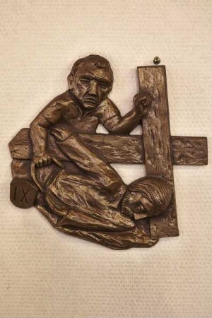 Kreuzweg mit fünfzehn Stationen — Christus bricht das dritte Mal unter der Last des Kreuzes zusammen