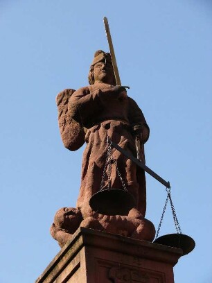 steinerne Justitia-Figur auf dem Marktplatz in Michelstadt/Odenwald