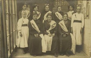[Gruppenporträt von Frauen mit Schärpe]