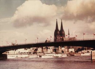 Köln, Blick von Rechtsrheinisch auf Deutzer Brücke und Dom