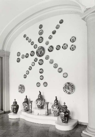Dresden: Porzellansammlung im Zwinger, Bogengalerie mit chinesischen und japanischen Porzellanen (Neuaufstellung Eröffnung 23. 9. 1962)