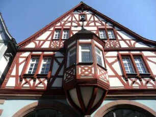 Rathaus (erbaut 1561) Ansicht von Süden-Obergeschosse in Fachwerk (Riegelbauweise) mit Erker auf Konsolstein