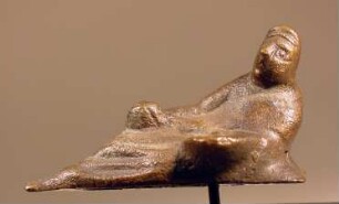 Römische Statuette eines Liegenden. Genius ?