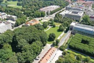Hansjakob, Gottfried; München, Englischer Garten; Altstadtring, Königinstraße, Hofgarten, Finanzgarten, Englischer Garten, Staatskanzlei, Haus der Kunst, Prinz Carl Palais - Luftbild