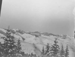 Gebirgslandschaft : Blick auf schneebedeckte Berghänge.