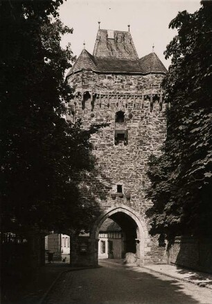 Ahrweiler. Ansicht des im 13. Jh. errichteten Obertores: hier die Feldseite
