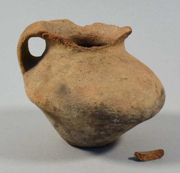 Clay vessel with handle