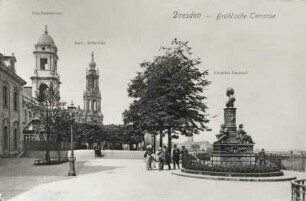 Dresden-Altstadt, Brühlsche Terrasse mit Rietschel-Denkmal. Blick nach Westen gegen Ständehaus und Turm der Katholischen Hofkirche