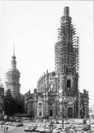 Kathedrale : Dresden-Altstadt. Blick von der Brühlschen Terrasse über den Schloßplatz gegen den eingerüsteten Georgenbau und Hausmannsturm des Schlosses sowie gegen die Kathedrale mit eingerüstetem Turm