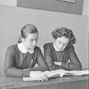 Schülerinnen einer höheren Schulklasse in Sofia