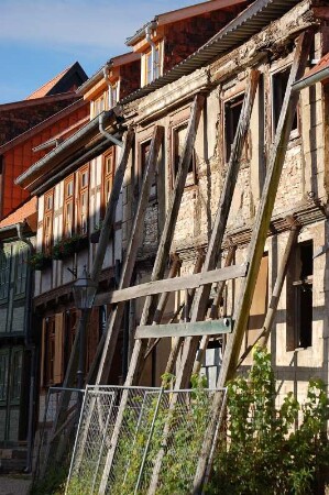 Desolates Fachwerkhaus, inmitten von sanierten Häusern, in der Straße "Neuendorf" in Quedlinburg, 2006