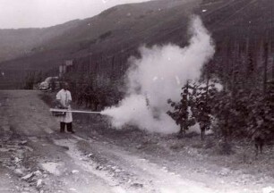 Foto Herr Dr. Niemeyer mit Gerät zum Stäuben im Weinberg