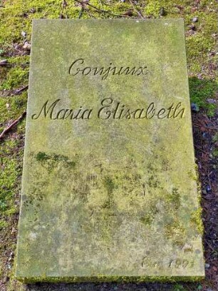 Jersbek: Grabanlage von Cossel: Grabstein für die Ehefrau Maria Elisabeth von Cossel, geb. Matthießen