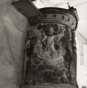 Kanzel mit Relief der Erschaffung der Welt