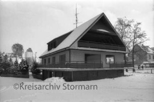 Mahlmannstraße / Neuhof: Bauruine: leerstehendes Haus vor Abriss: hinten Wohnhäuser: im Hintergrund links Raiffeisen-Silo am Bahnhof: Winter