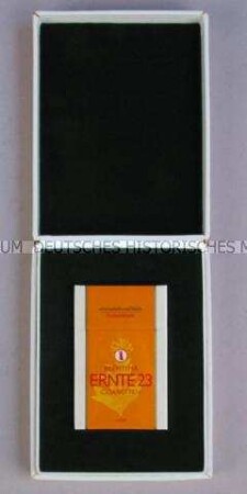 Kassette mit einer Schachtel "Ernte 23"-Zigaretten