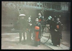 Tokio (?) (Japan). Rikschafahrer mit Laufrikscha und eine Gruppe Geishas, wohl vor dem Seiyoken-Hotel