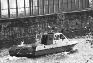 Patrouillenboot am Spreeufer entlang des Schiffbauerdamms