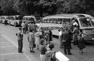 Freiburg: Reihe der Schweizer Busse von unten